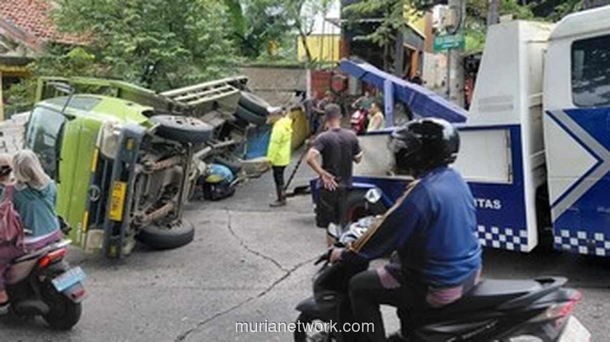 Truk Hebel Terguling di Tanjakan Depok, Lalu Lintas Lumpuh Sejenak