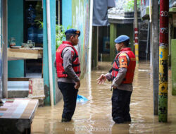 Banjir Rendam Cakung, Brimob Sigap Evakuasi Warga dan Dokumen Penting