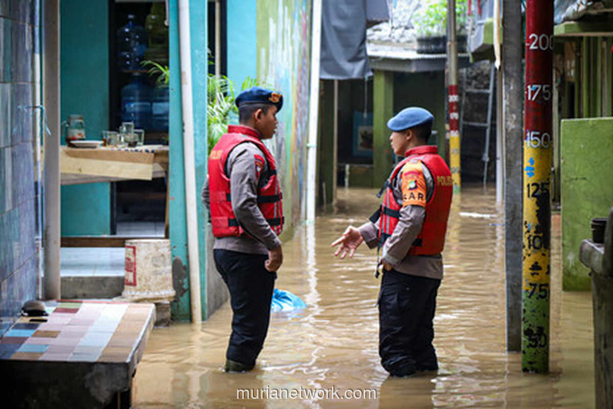 Banjir Rendam Cakung, Brimob Sigap Evakuasi Warga dan Dokumen Penting