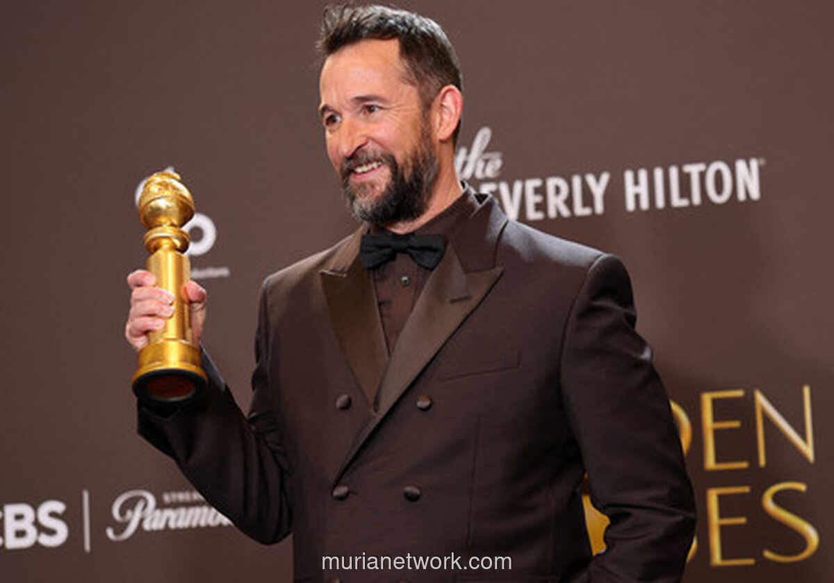Noah Wyle Persembahkan Golden Globe untuk Istri di Ulang Tahunnya