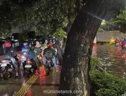 Trotoar Jadi Jalur Darurat, Warga Bantu Pengendara Motor Hindari Banjir Daan Mogot
