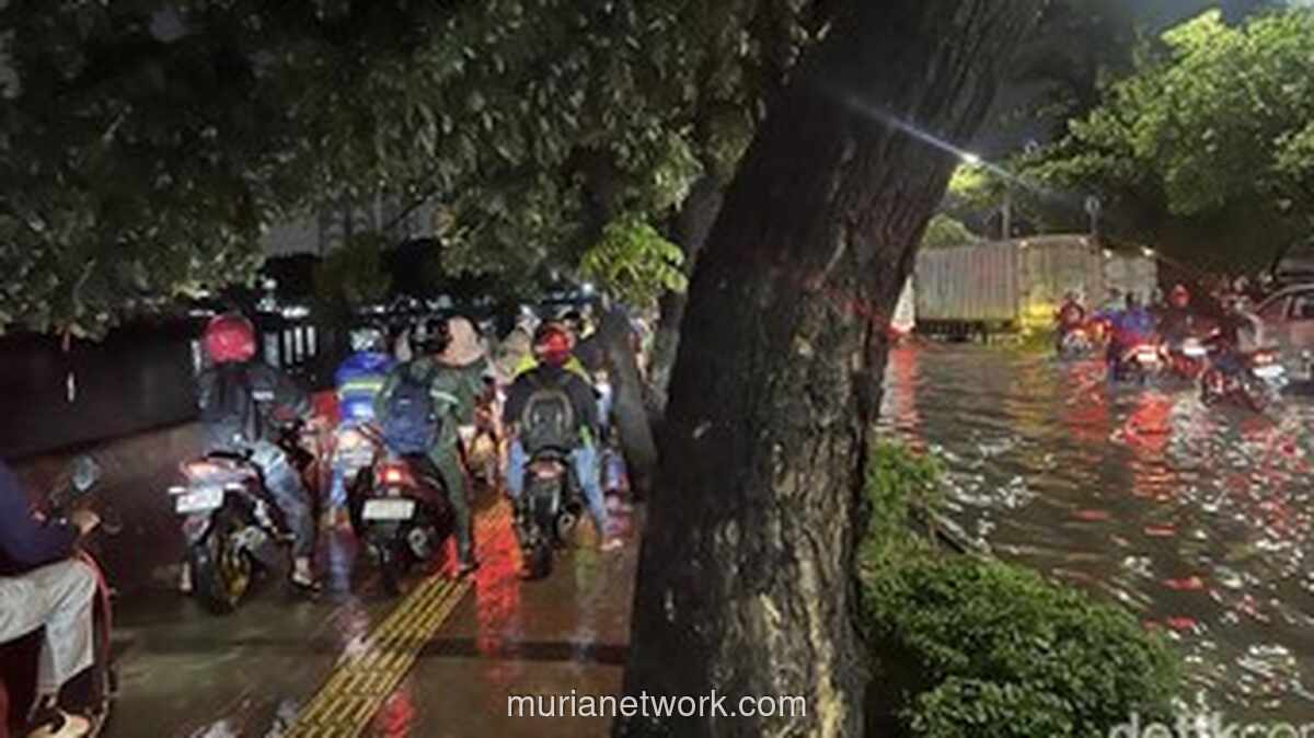 Trotoar Jadi Jalur Darurat, Warga Bantu Pengendara Motor Hindari Banjir Daan Mogot