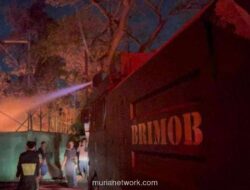 Brimob Kerahkan Senjata Air Berat Atasi Kobaran Api di Pabrik Ban Medan