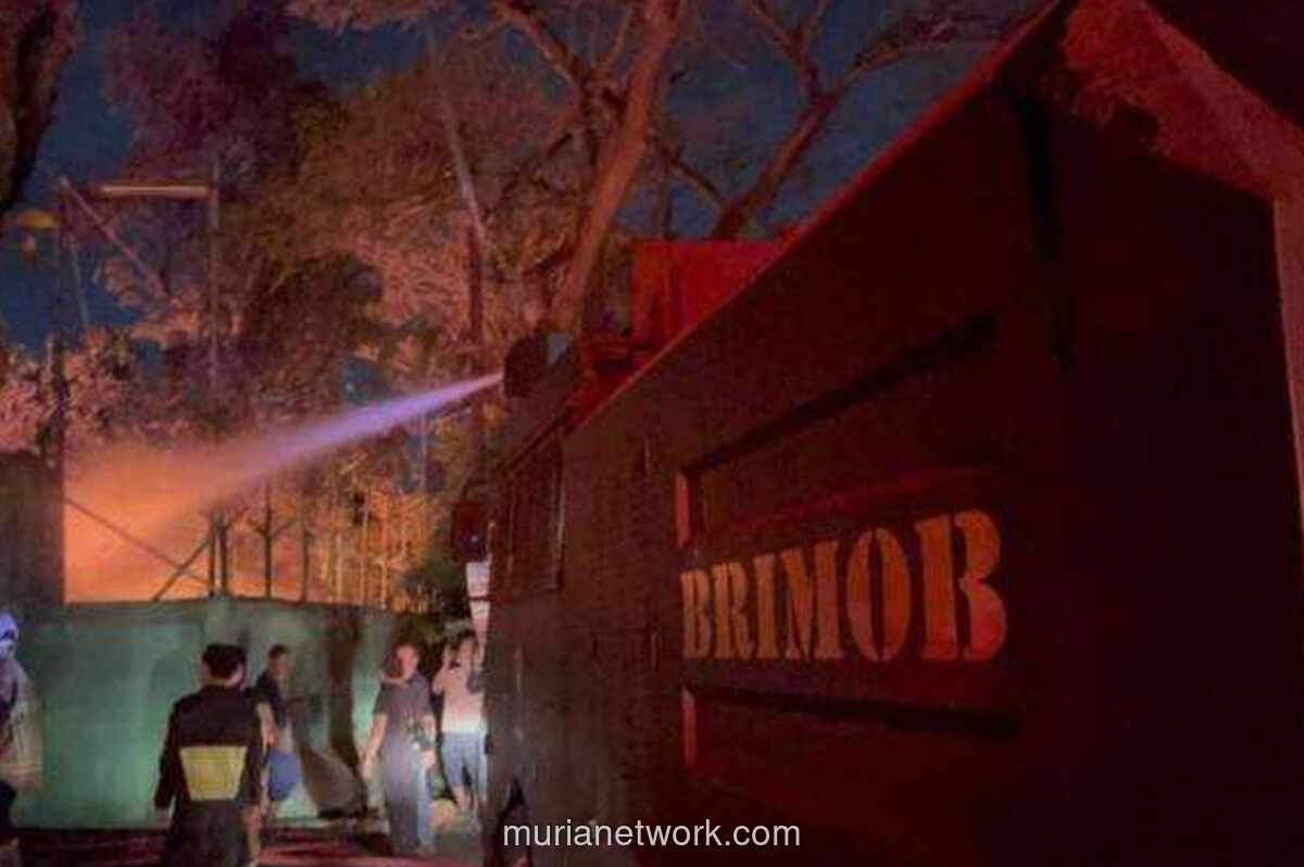 Brimob Kerahkan Senjata Air Berat Atasi Kobaran Api di Pabrik Ban Medan