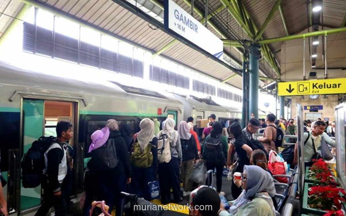 Arus Balik Nataru Masih Padat, Stasiun Jakarta Diprediksi Lebih Ramai Hari Ini