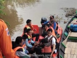 Jembatan Ambruk, Pelajar di Ogan Ilir Terpaksa Menyeberang Pakai Perahu