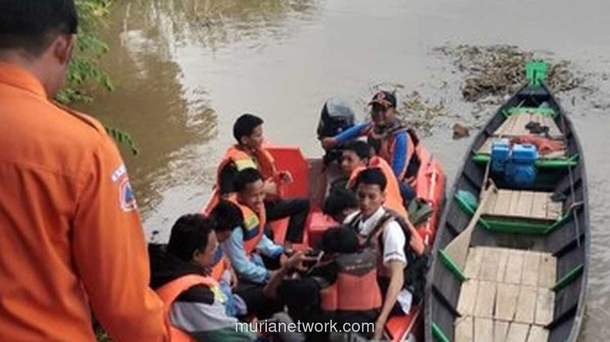 Jembatan Ambruk, Pelajar di Ogan Ilir Terpaksa Menyeberang Pakai Perahu