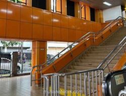 Warna-Warna Cerah Stasiun KRL Cikini-Jayakarta Bikin Mood Penumpang Naik