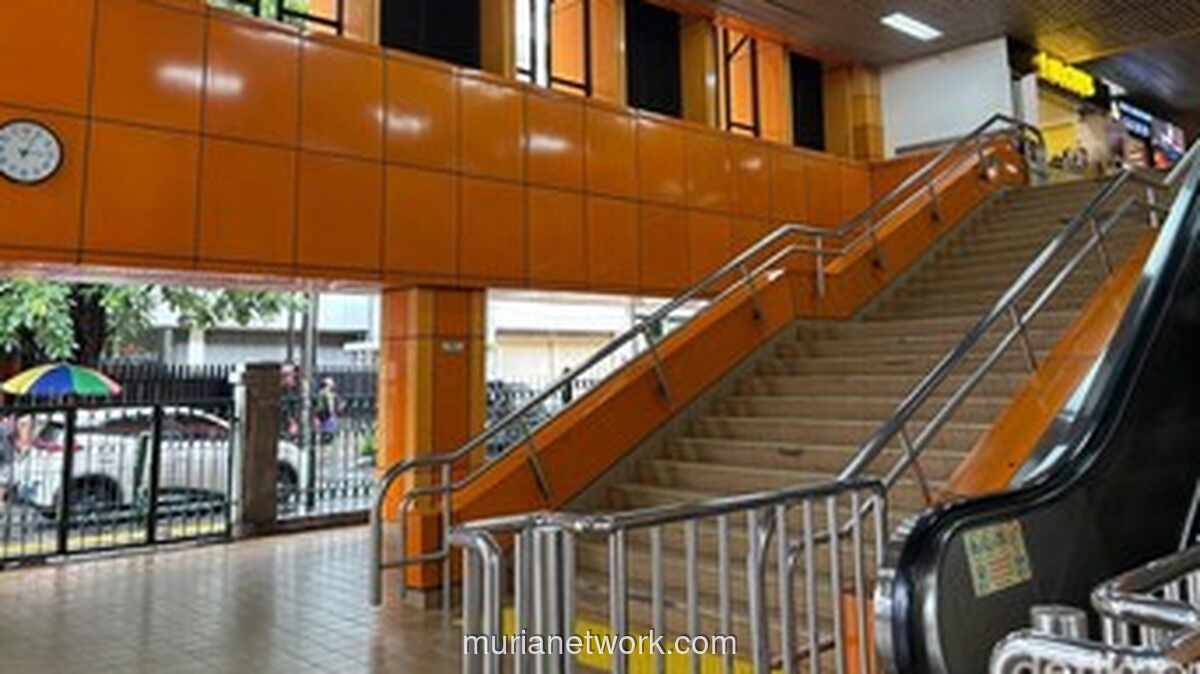 Warna-Warna Cerah Stasiun KRL Cikini-Jayakarta Bikin Mood Penumpang Naik