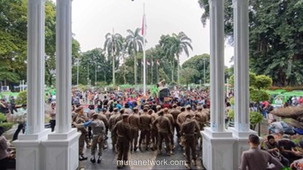 Demo Sopir Angkot Bogor: Kalau Angkot Dihapus, Anak Istri Kami Mau Makan Apa?
