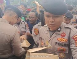 Polisi Bagi-Bagi Roti ke Pendemo Ojol, Suasana Aksi di Kedubes AS Jadi Lebih Cair