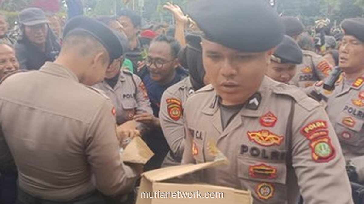 Polisi Bagi-Bagi Roti ke Pendemo Ojol, Suasana Aksi di Kedubes AS Jadi Lebih Cair