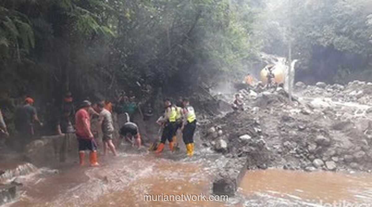 Banjir Bandang Hancurkan Kolam Air Panas dan Tiga Jembatan di Wisata Guci
