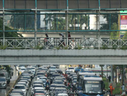 Kesepian di Atas JPO Kebon Manggis, Pria Ini Hanya Ingin Diperhatikan