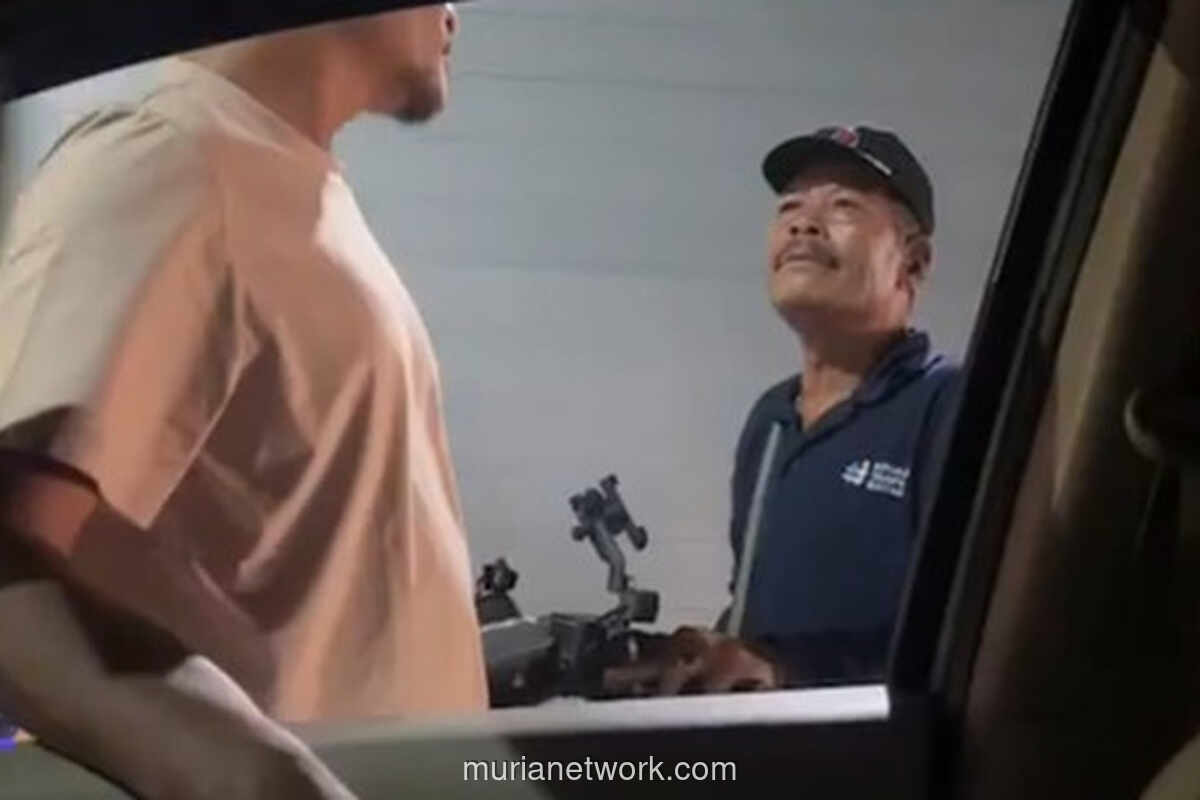 Modus Baru di Pintu Tol: Helm Dilempar, Pengendara Mobil Jadi Sasaran Pemerasan