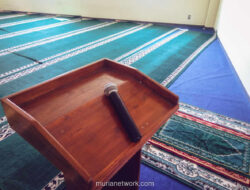 Khotib Berkumandang, Jemaah Sibuk Scroll: Saat Adab Salat Jumat Tergerus Gadget