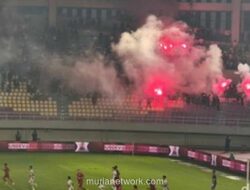 Ricuh di Tribun Manahan, 23 Suporter Diamankan Bawa Flare dan Petasan