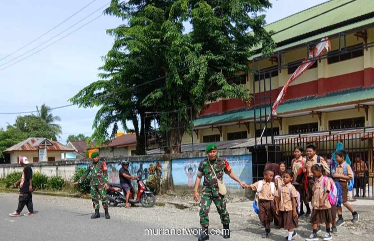 Babinsa Mimika Jadi Pelindung di Zebra Cross Saat Jam Sekolah