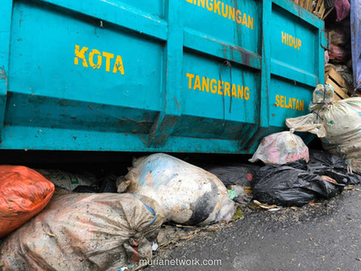 Gunungan Sampah di Pasar Jombang, Bau dan Belatung Menguasai Jalan