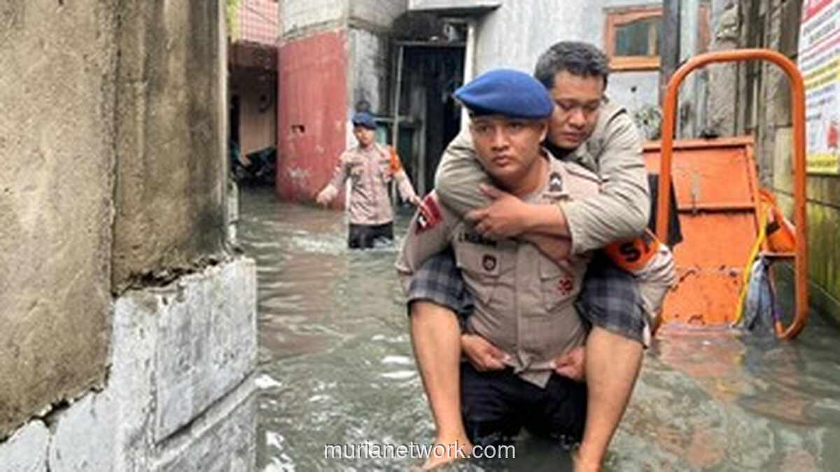 Brimob Gendong Warga Sakit di Tengah Genangan Kedaung Kali Angke