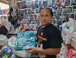 Jas Hujan Laris Manis di Pasar Asemka, Pedagang Raup Untung dari Hujan Tak Henti
