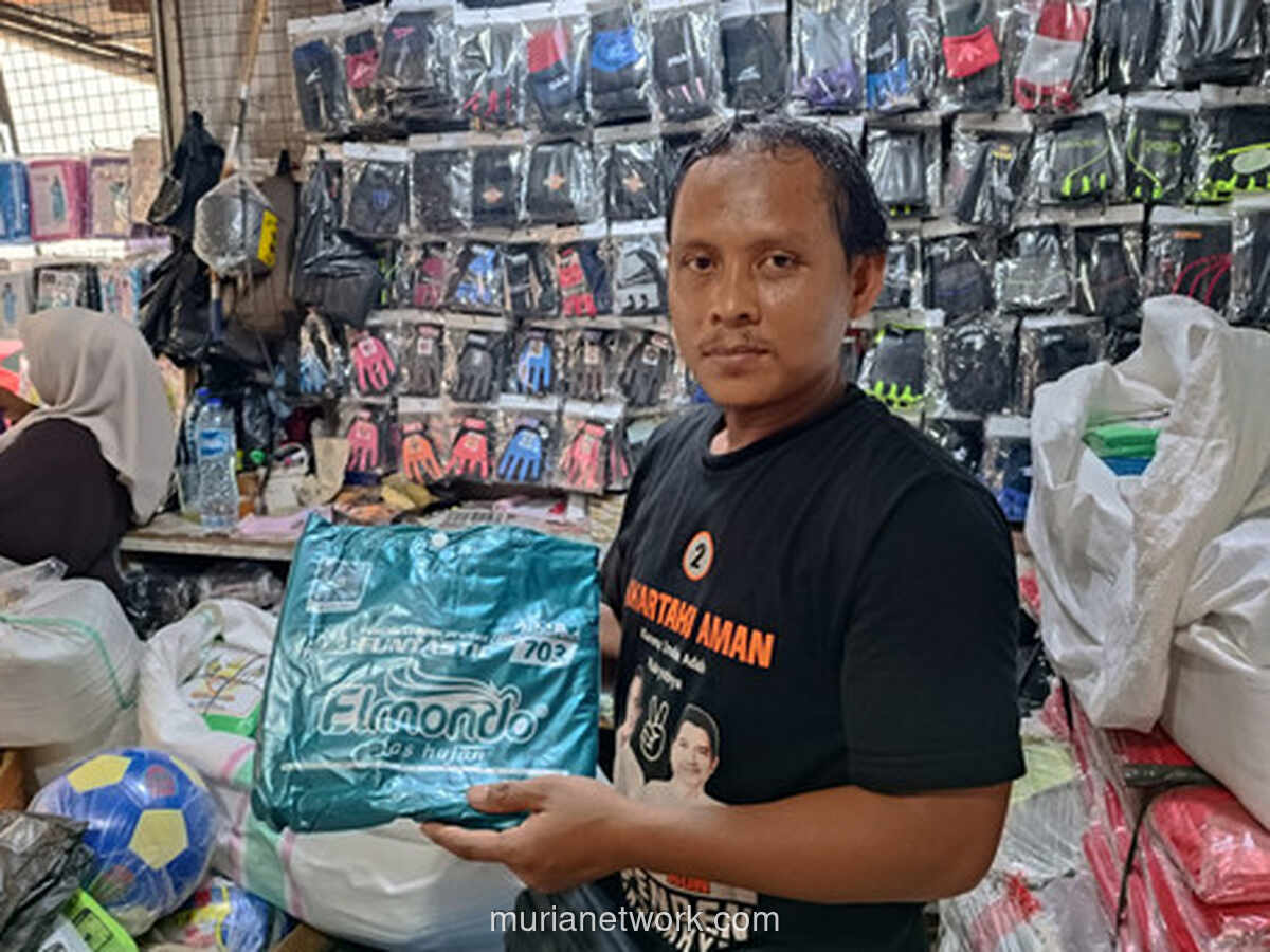 Jas Hujan Laris Manis di Pasar Asemka, Pedagang Raup Untung dari Hujan Tak Henti