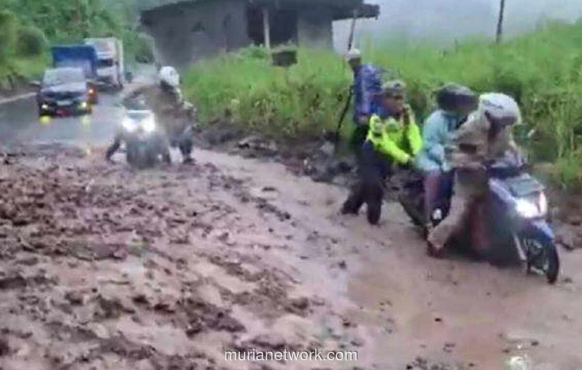 Tebing Ambruk, Jalur Vital Sukabumi Lumpuh Total