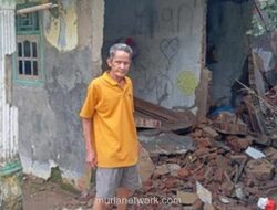 Genangan 7 Hari, 7 Rumah Ambruk di Tengah Banjir Desa Idaman