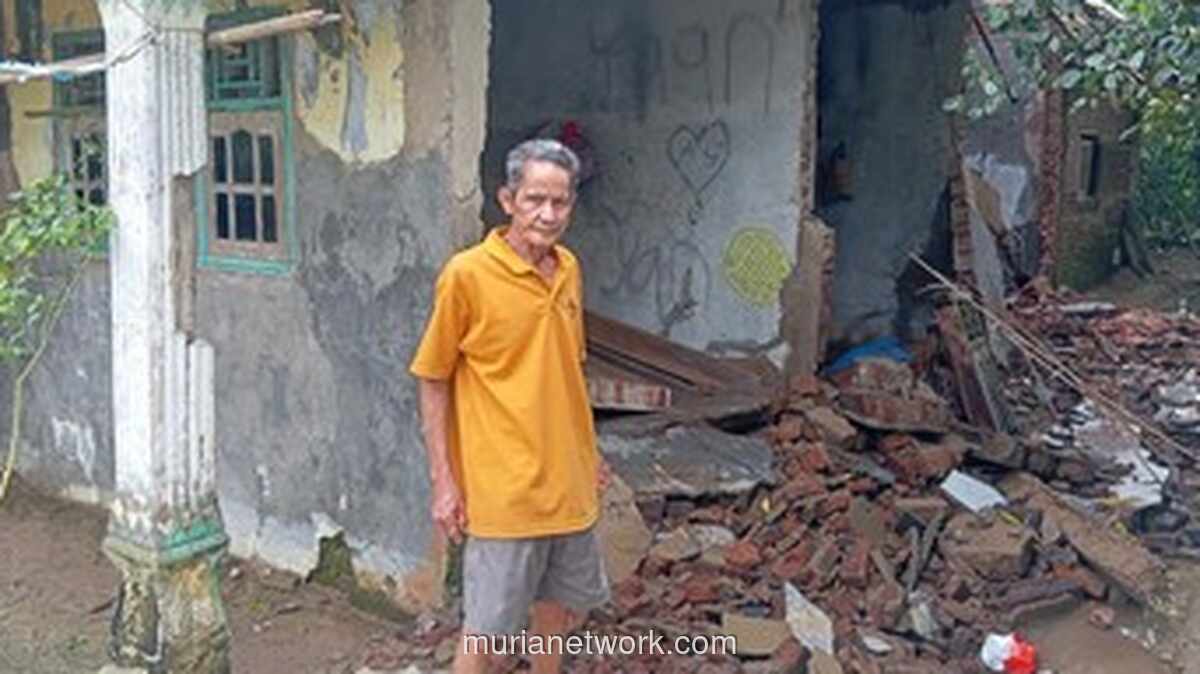 Genangan 7 Hari, 7 Rumah Ambruk di Tengah Banjir Desa Idaman