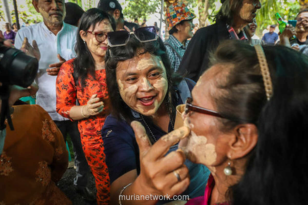 Bedak dan Tawa: Ritual Mandi-Mandi Warga Kampung Tugu Awali Tahun Baru