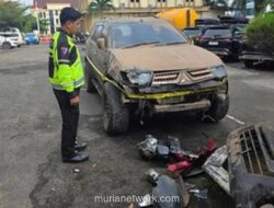 Pajero Ugal-ugalan Tabrak Pemotor, Berakhir di Pagar Mapolda Jambi