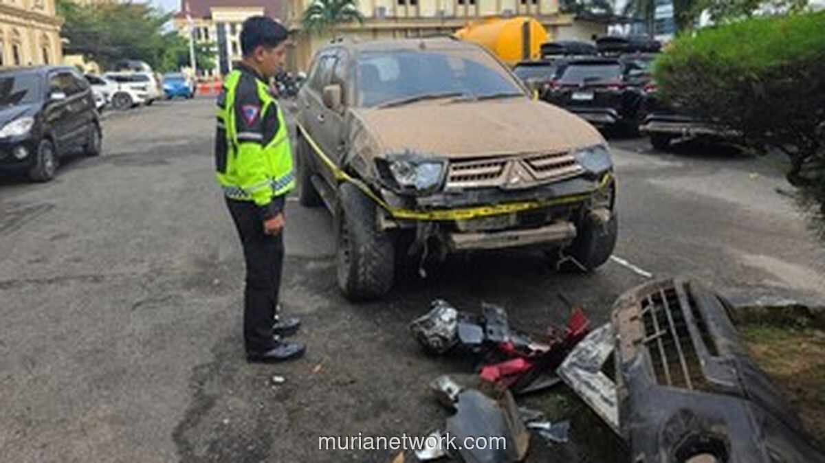 Pajero Ugal-ugalan Tabrak Pemotor, Berakhir di Pagar Mapolda Jambi