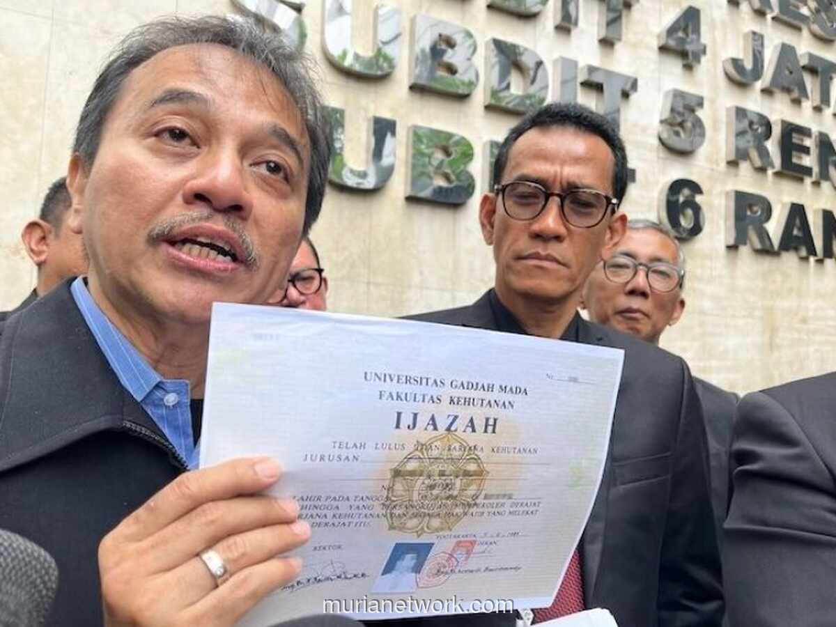 Pengacara Roy Suryo Beberkan Enam Versi Ijazah Jokowi yang Berbeda