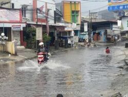 Depok Banjir Lagi, Anak-anak Malah Asyik Ngobak di Jalan Raya