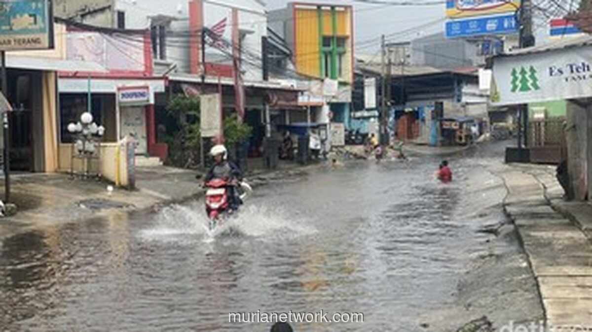 Depok Banjir Lagi, Anak-anak Malah Asyik Ngobak di Jalan Raya