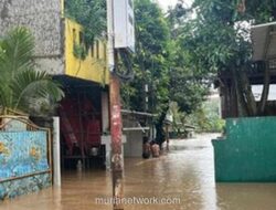 Warga Pejaten Timur Bertahan di Tengah Genangan 120 Sentimeter