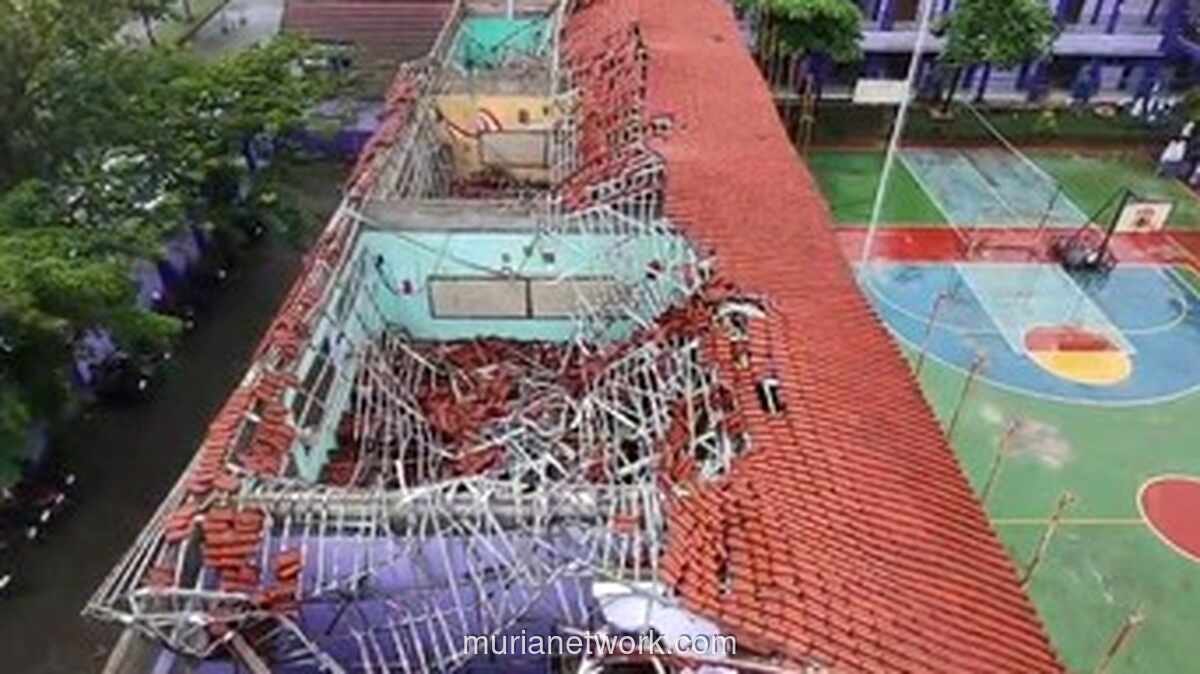 Atap SMA Negeri 2 Gunungputri Ambruk Diterpa Hujan Deras