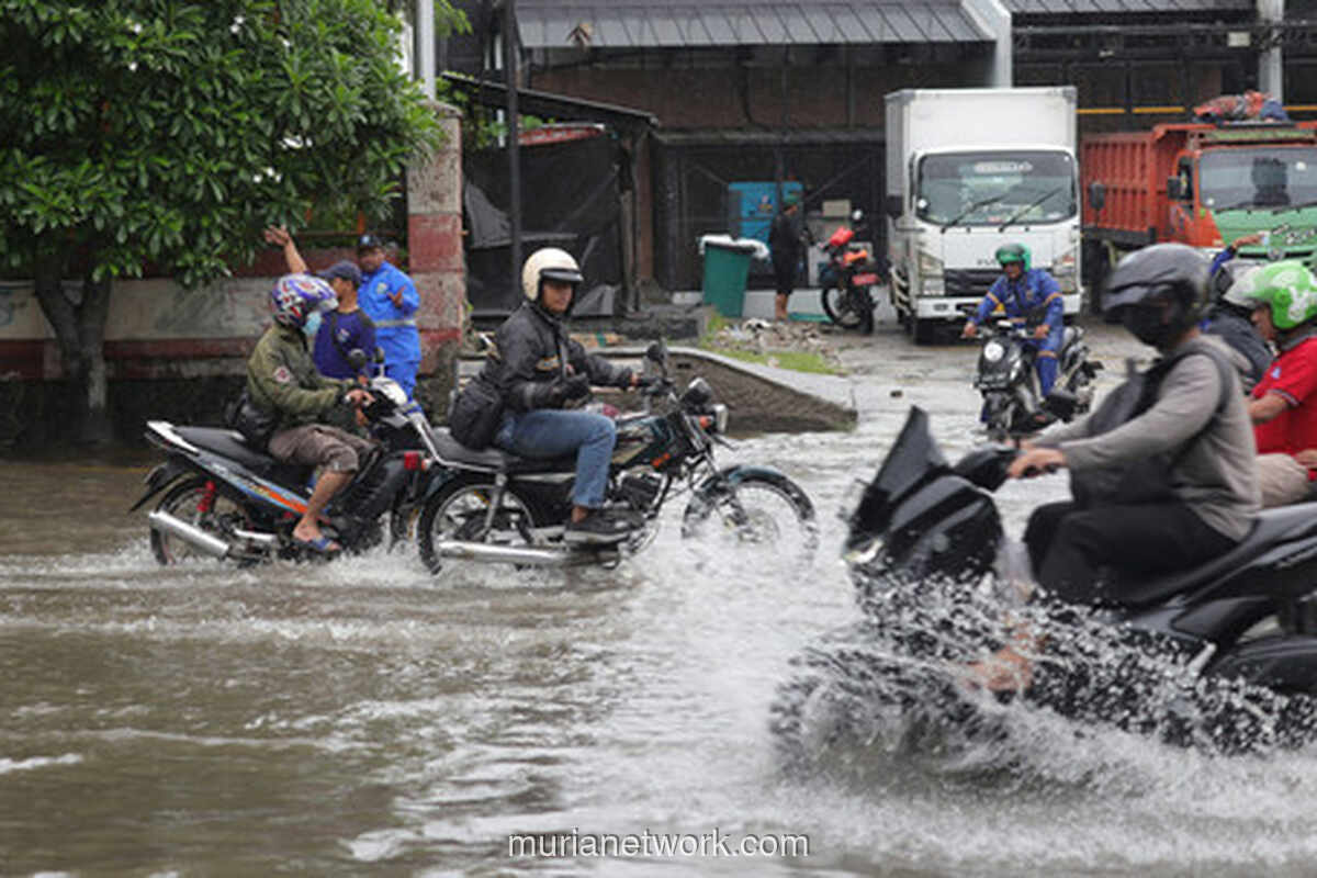Genangan 30 Cm Sempat Lumpuhkan Lalu Lintas di Depan WTC Mangga Dua
