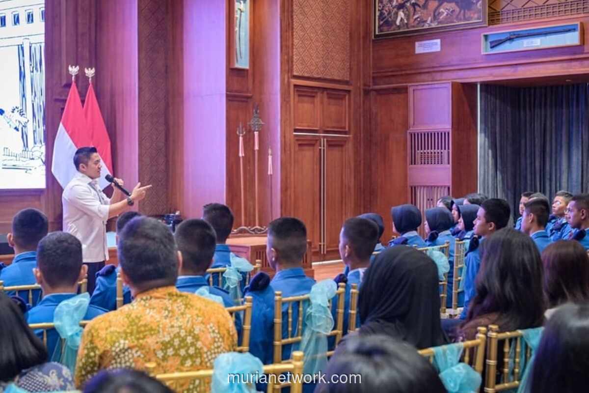 Siswa SMA Taruna Nusantara Serbu Kantor Sekretaris Kabinet untuk Tugas Liburan