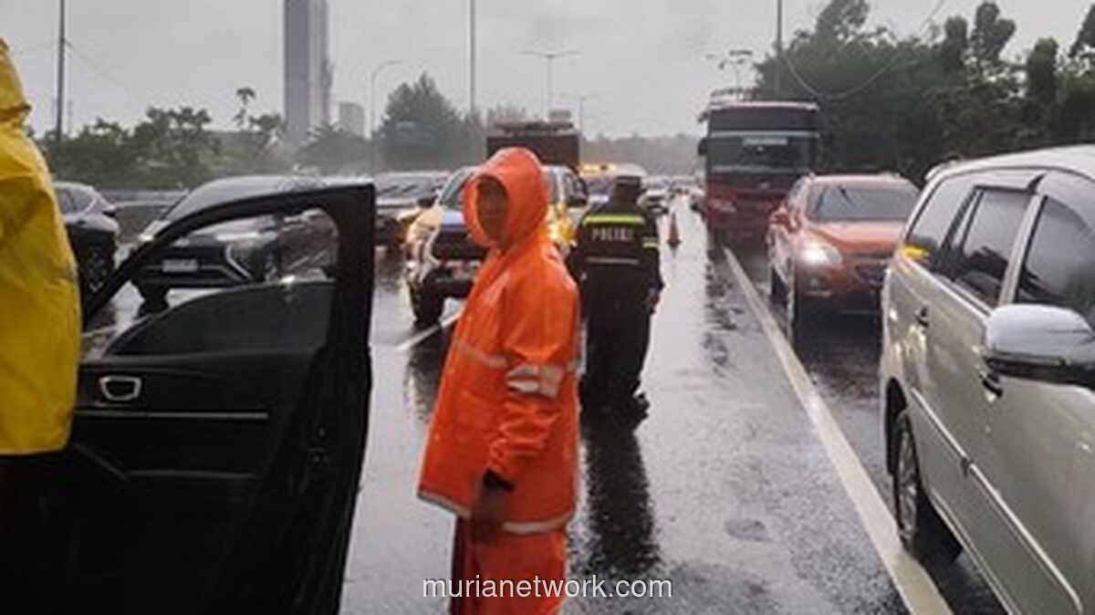 Hujan Deras, Mobil Ringsek di KM 11 Tol Serpong Picu Macet Parah