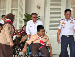 Pramono Anung Dampingi Siswa Disabilitas Uji Coba Bus Sekolah Baru di Balai Kota