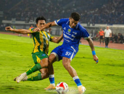 Kurzawa Sambut Sorakan Bobotoh, Persib Kokoh di Puncak Usai Tekuk PSBS Biak