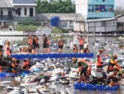 137 Ton Sampah di Pesisir Muara Baru Berhasil Disingkirkan dalam Tiga Hari