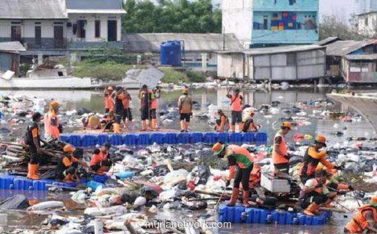 137 Ton Sampah di Pesisir Muara Baru Berhasil Disingkirkan dalam Tiga Hari