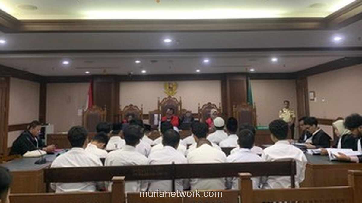 Dua Puluh Satu Terdakwa Kerusuhan DPR 2025 Dituntut 10 Bulan Penjara