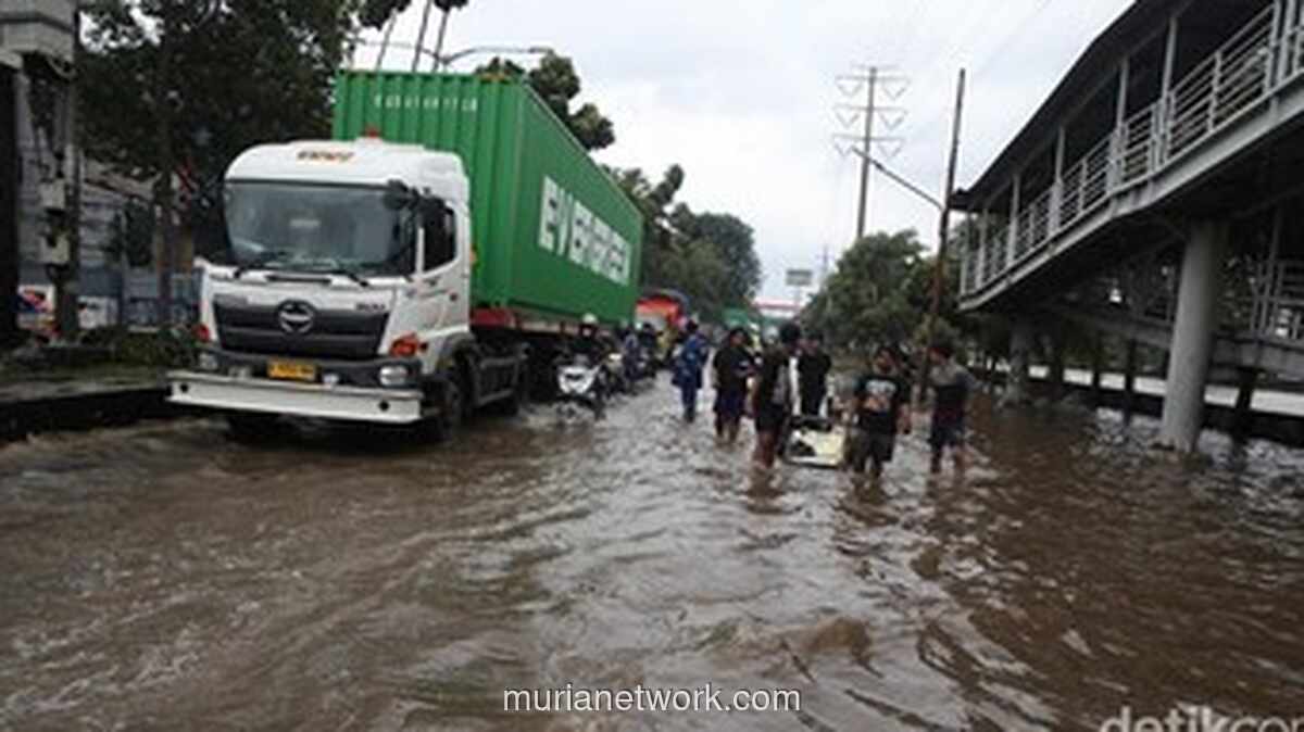 Jakarta Tenggelam: 121 RT dan 16 Ruas Jalan Masih Terendam Banjir