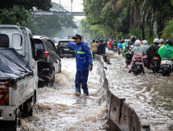 Banjir Daan Mogot Pagi Ini, Petugas Alihkan Mobil Kecil ke Jalur Transjakarta