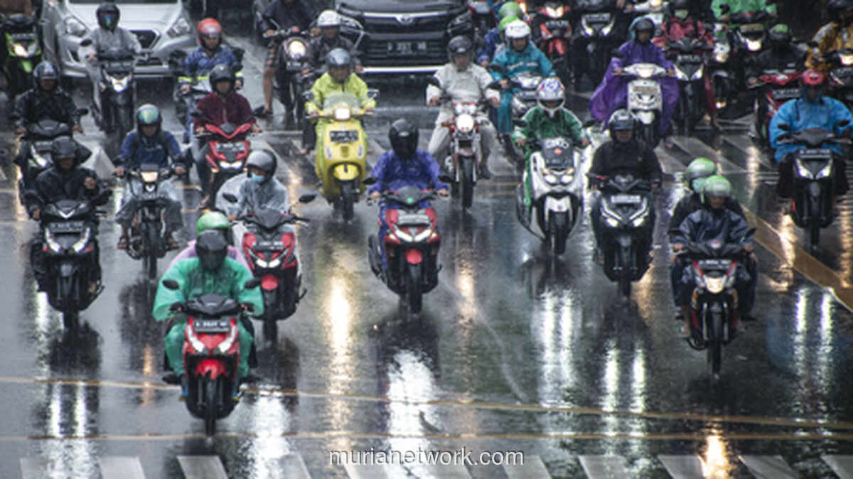 Hujan Lebat dan Angin Kencang Guyur Jabodetabek, BMKG Tetapkan Status Siaga