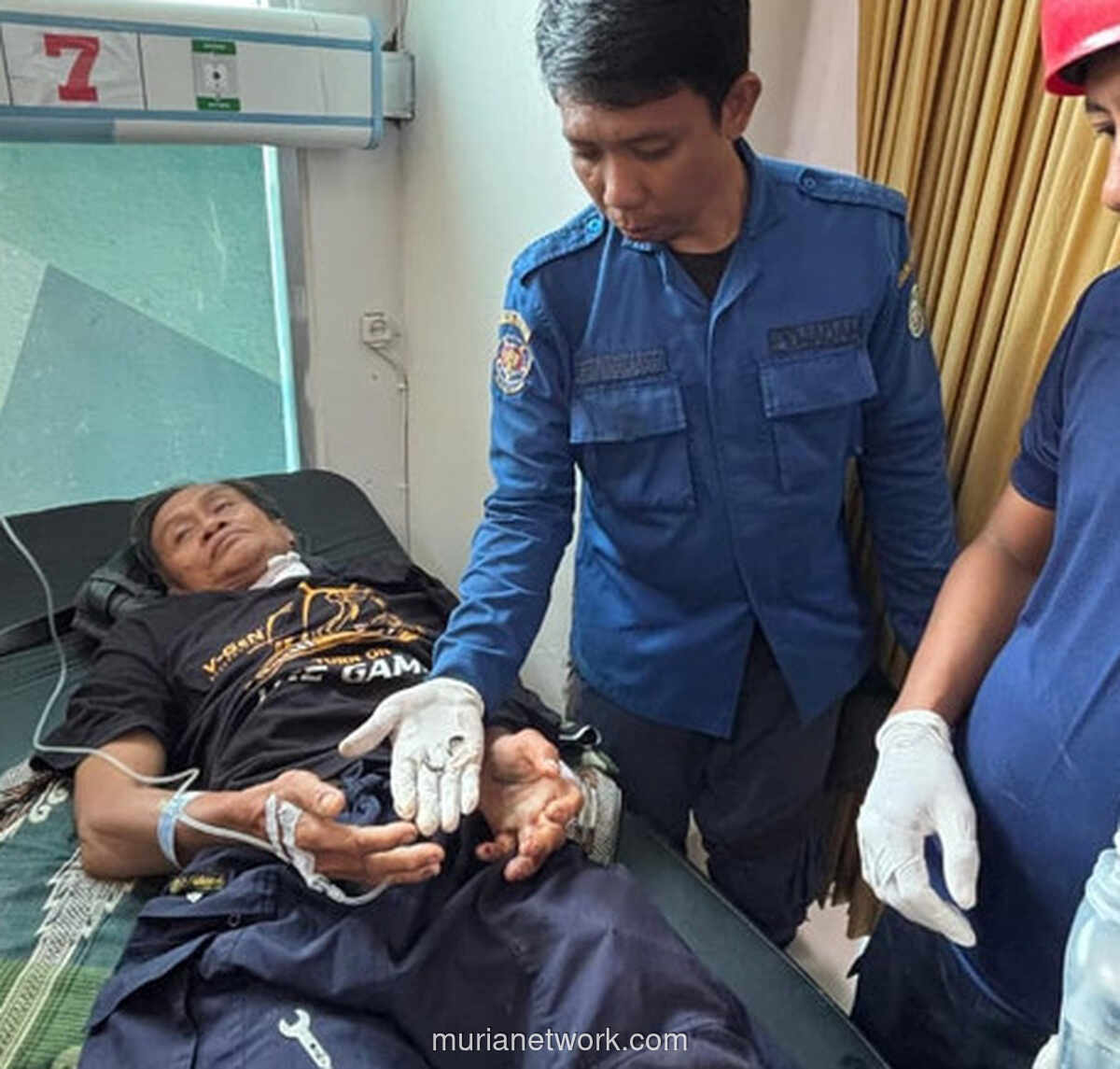 Damkar Parepare Bebaskan Jari Terjepit Cincin dengan Gerinda Mini