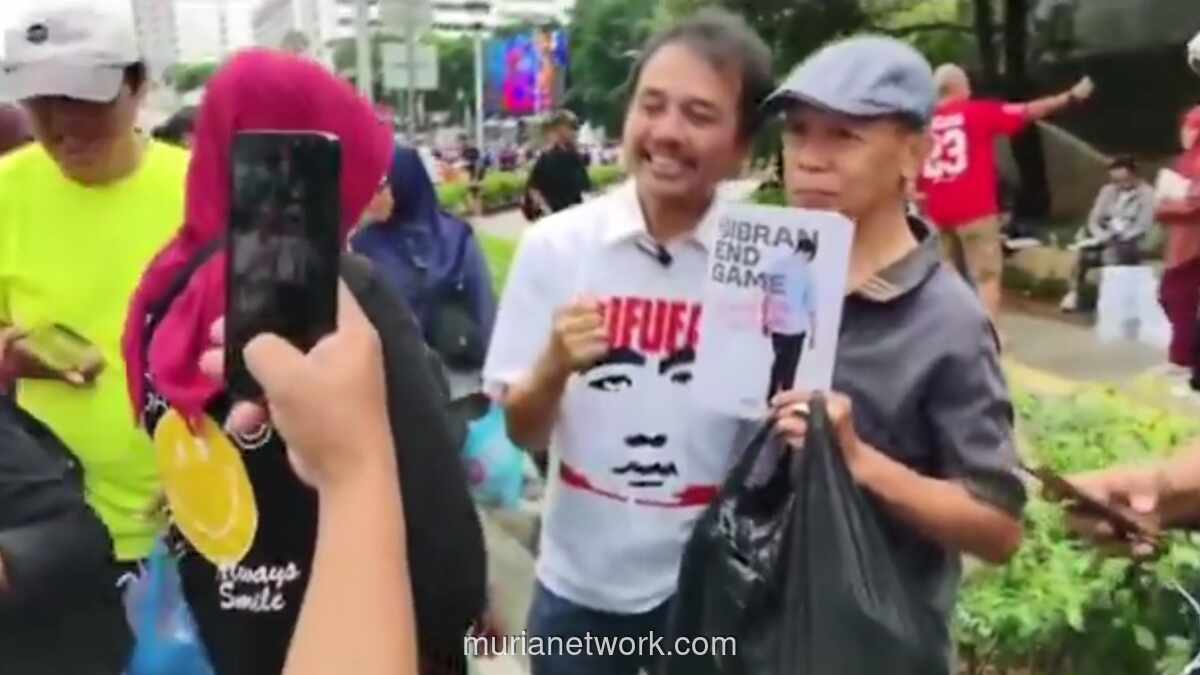 Roy Suryo dan Rismon Bagikan Buku Kontroversial soal Gibran di CFD Bundaran HI